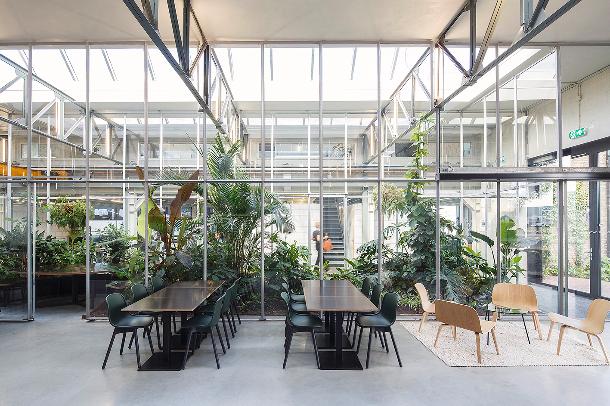 Joolz - Een tropische binnentuin als groene long in het gebouw.