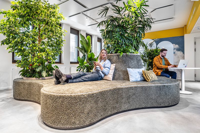Biophilic werkruimte bij JetBrains München met grote interieurbeplanting en organische zitmeubel ontworpen door MOSS.