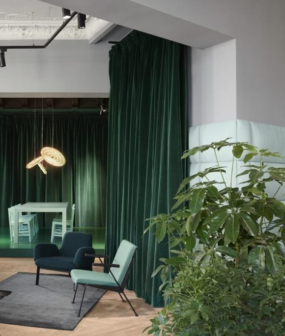 Grote kamerplant voor een mintgroene, gewatteerde wand in de Lynk & Co Club Berlin, onderdeel van het biophilic interieurontwerp door MOSS.
