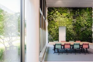 Vergaderruimte bij Galapagos Leiden met een grote groene wand en een lange tafel met stoelen.