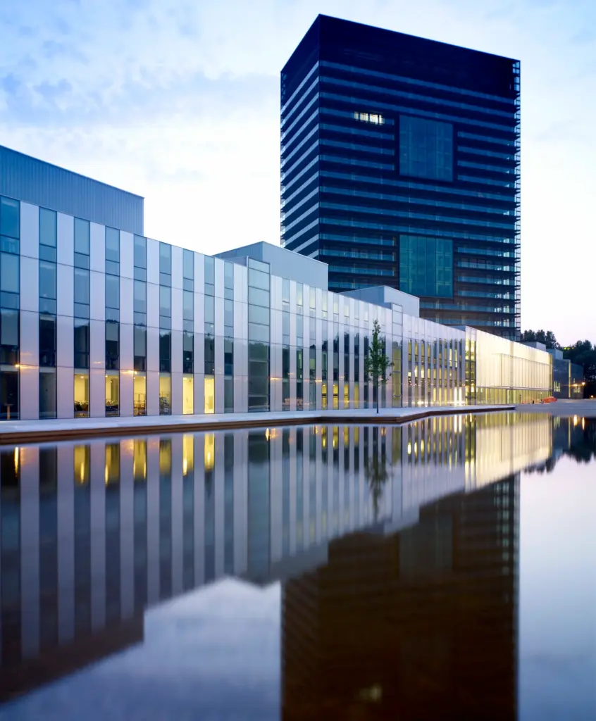 Westraven office complex in Utrecht featuring modern sustainable architecture, a reflective water basin, and the Rijkswaterstaat headquarters as part of a future-focused workplace transformation.