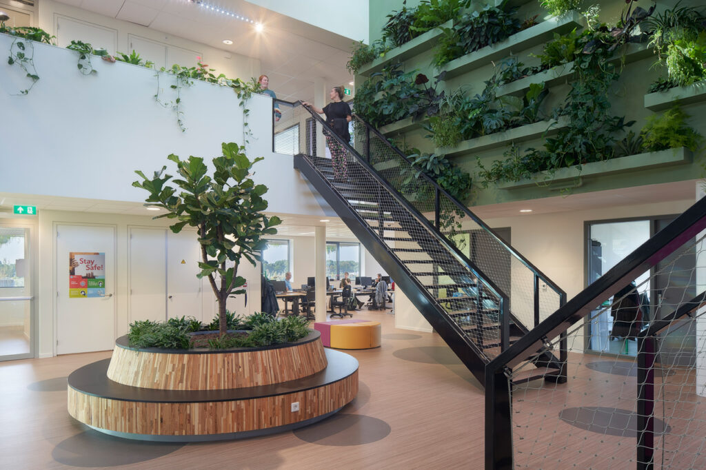 Biophilic learning environment at Aeres Hogeschool Almere featuring a living green wall, integrated indoor planting, and nature-inclusive educational design.