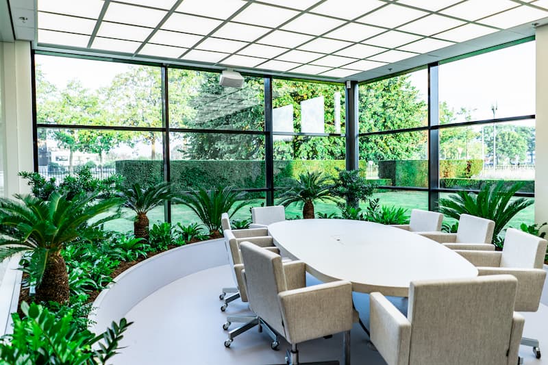 Meeting room at elho Tilburg surrounded by indoor planting and natural daylight, supporting biophilic workplace design.