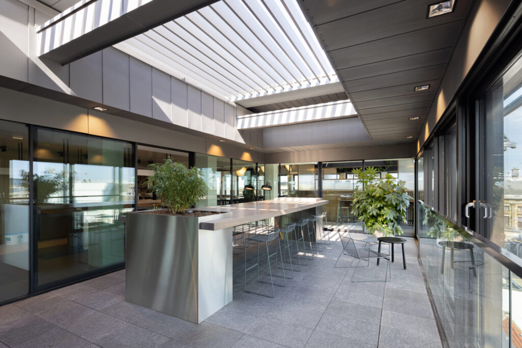 Outdoor rooftop terrace at Guerrilla Games Amsterdam featuring integrated planters, contemporary seating, and biophilic workplace design by MOSS.