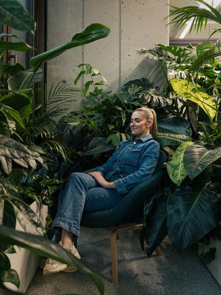 Biophilic office lounge at Miro Berlin with indoor plants and employee relaxation space