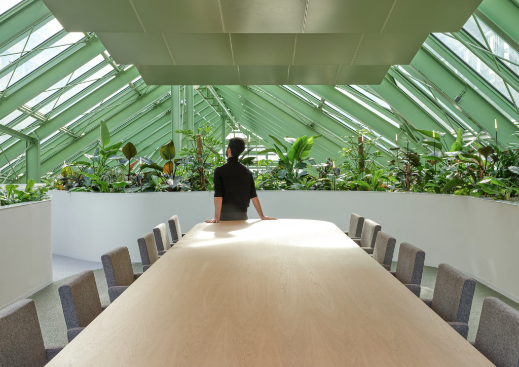 Biophilic meeting space at Rijkskantoor B73 with indoor garden and natural daylight