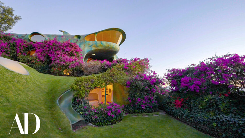 Casa Orgánica by Javier Senosiain with curved organic architecture integrated into landscape and surrounded by lush vegetation